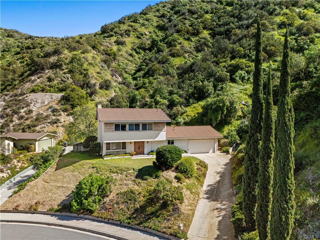 Two-storey family home on a sloping California lot
