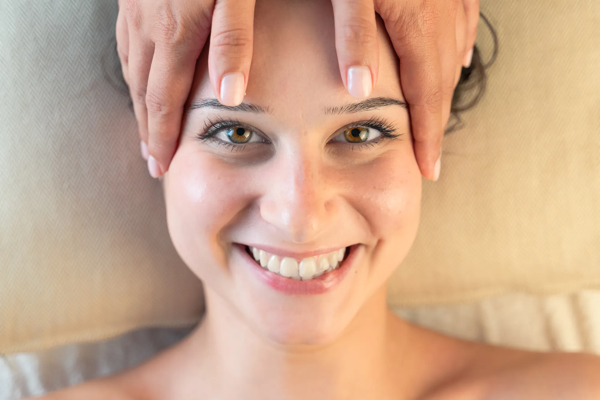 Viso di una cliente felice durante massaggio