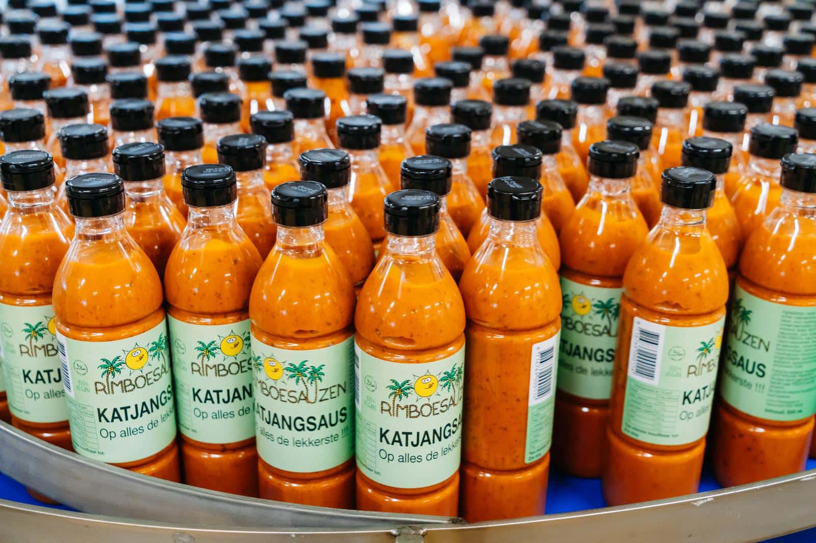 Flessen Rimboe Sauzen op de productielijn