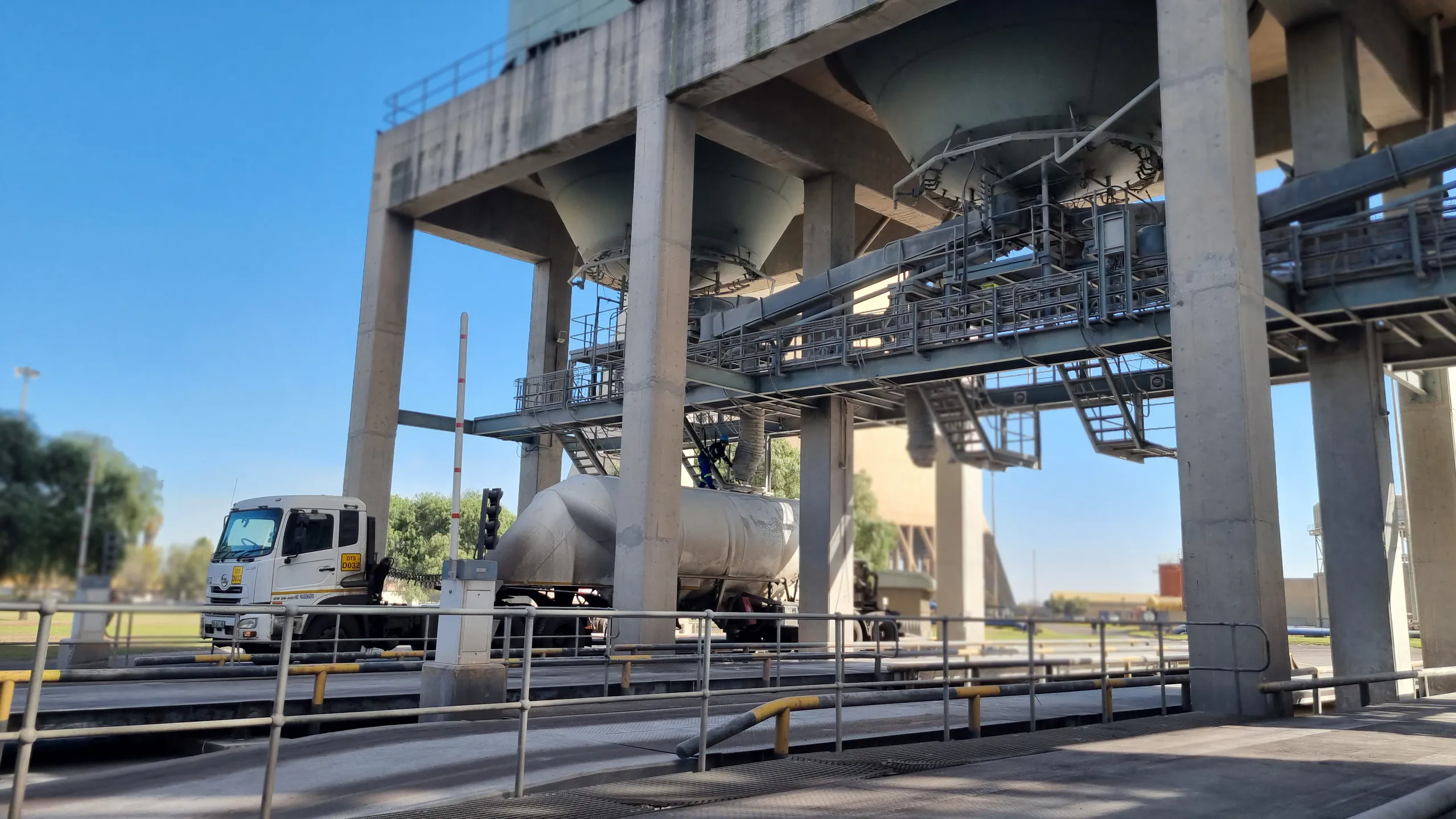 Bulk tanker beneath the loading gantry at the Kendal Ash plant
