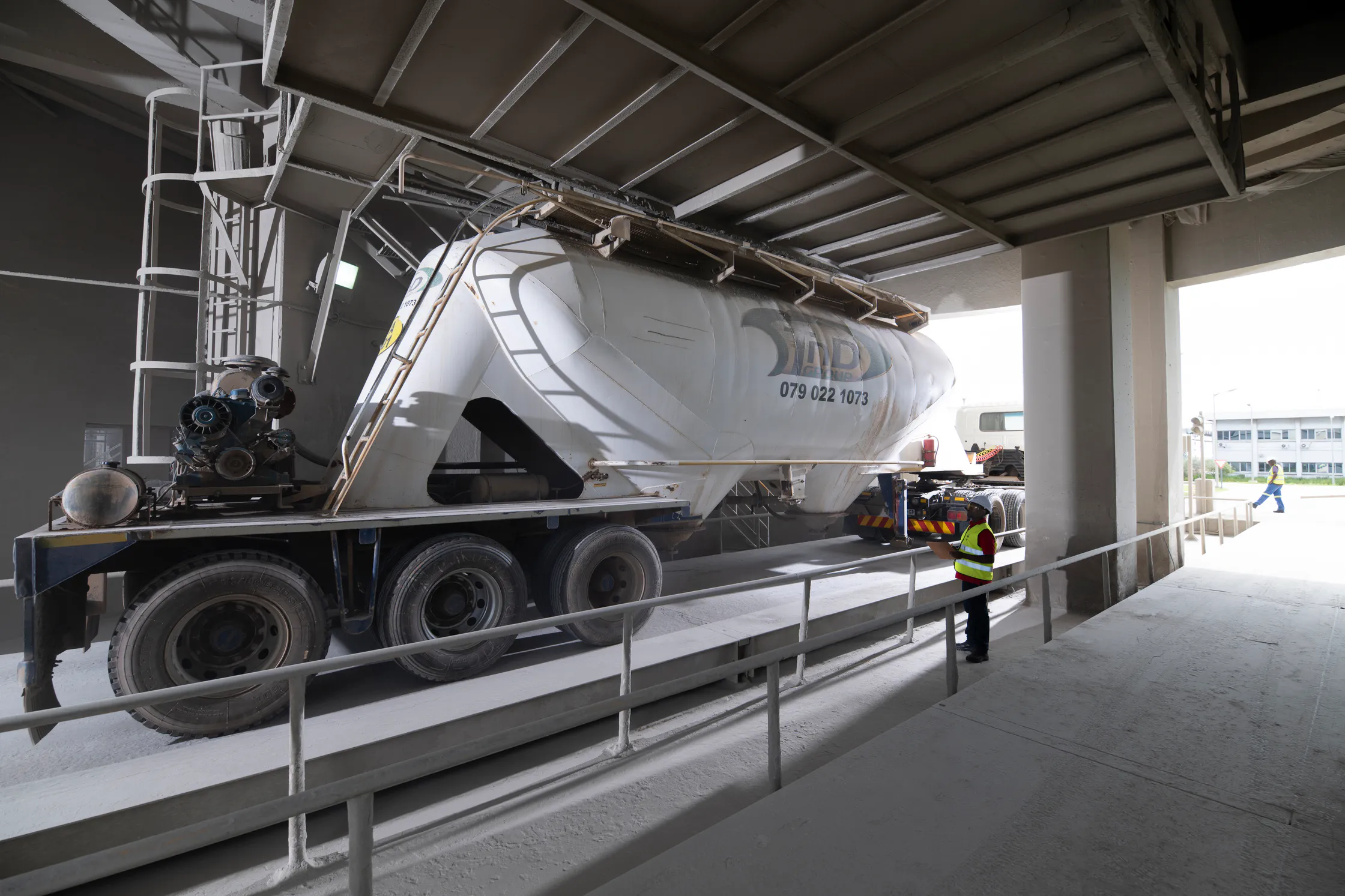 Bulk cement tanker being loaded at the Delmas plant