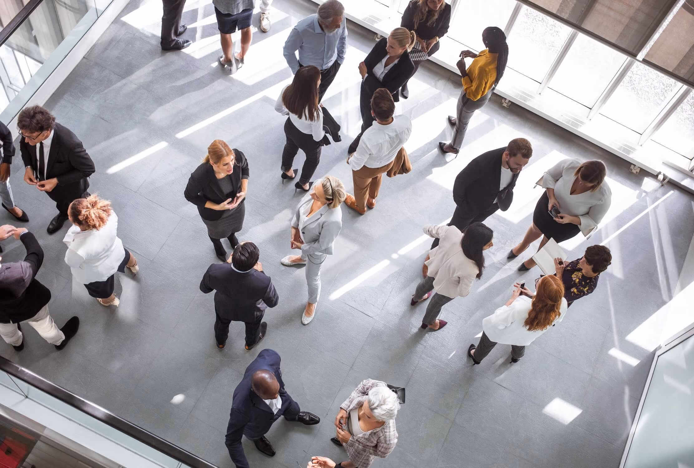Business-Menschen stehen und reden in einem großen offenen Büro.