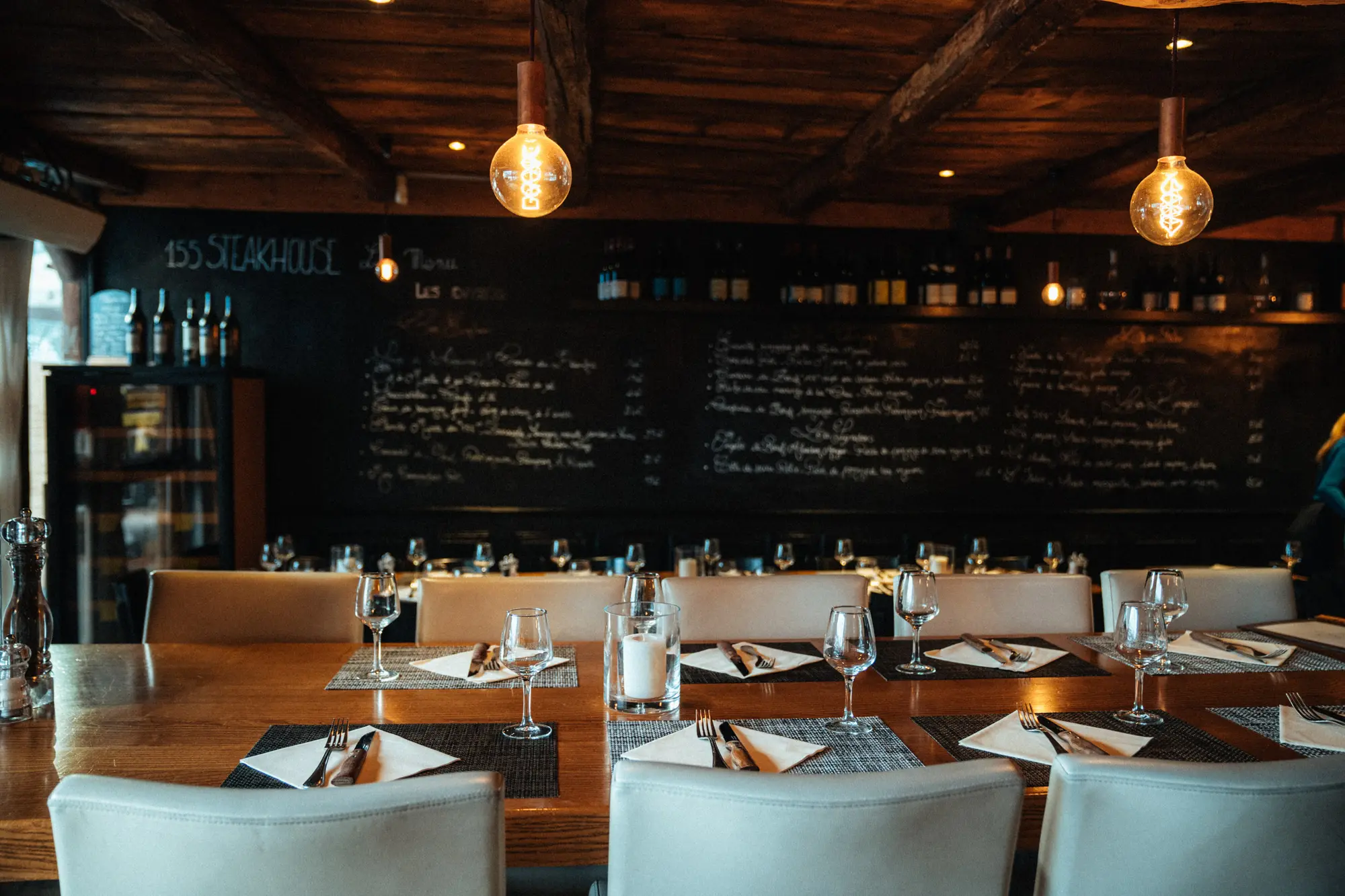 Ambiance conviviale du restaurant Le 155 - diapositive 1