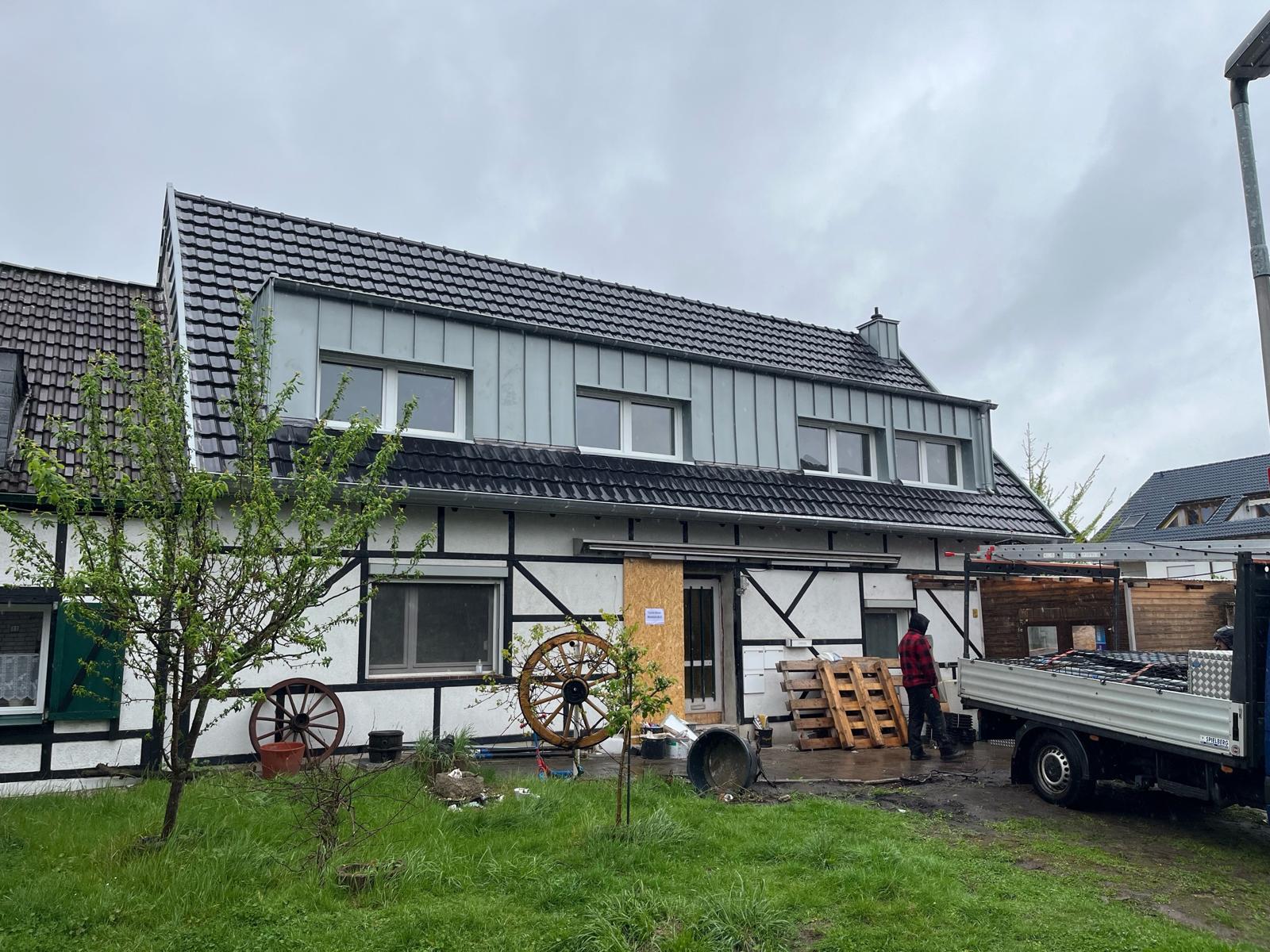 Fachwerkhof in Hennef – Dacheindeckung und Fassadenverkleidung