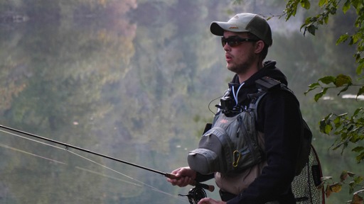 Scott Bonvalot en action, canne à la main, sur un spot de pêche