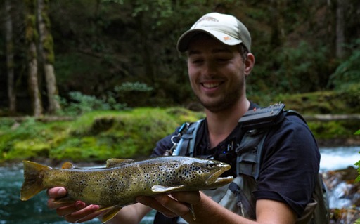 Scott Bonvalot présente un poisson pêché en no-kill
