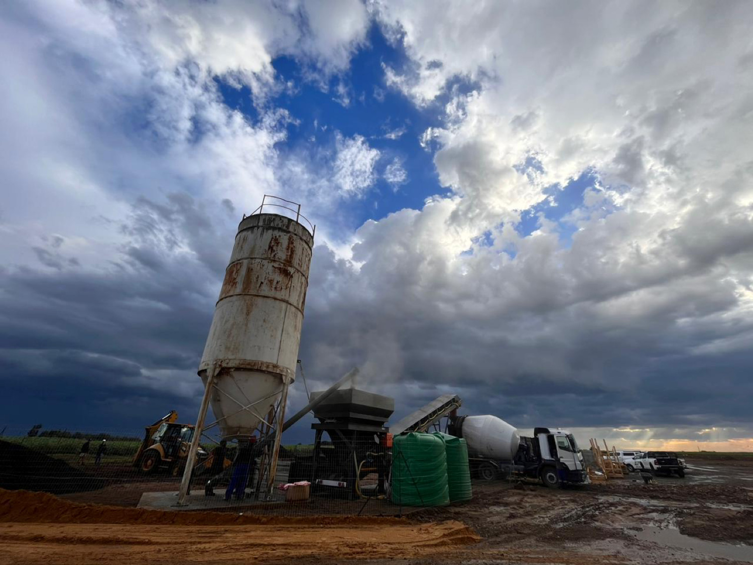 Triangle Ready-Mix mobile batch plant and cement silo on site