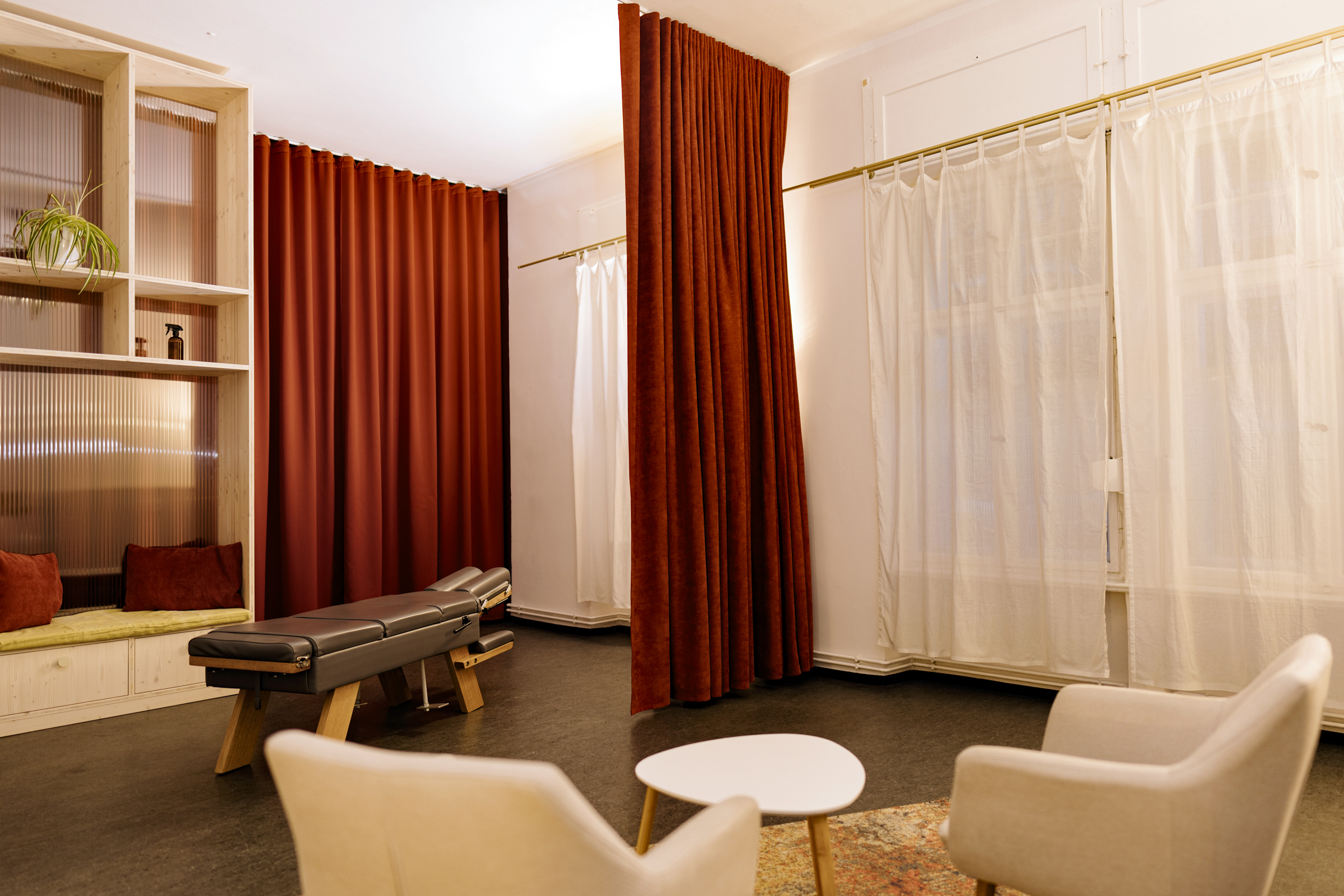 Der große Behandlungsraum der ChiroFriends-Praxis in Berlin-Friedrichshain.