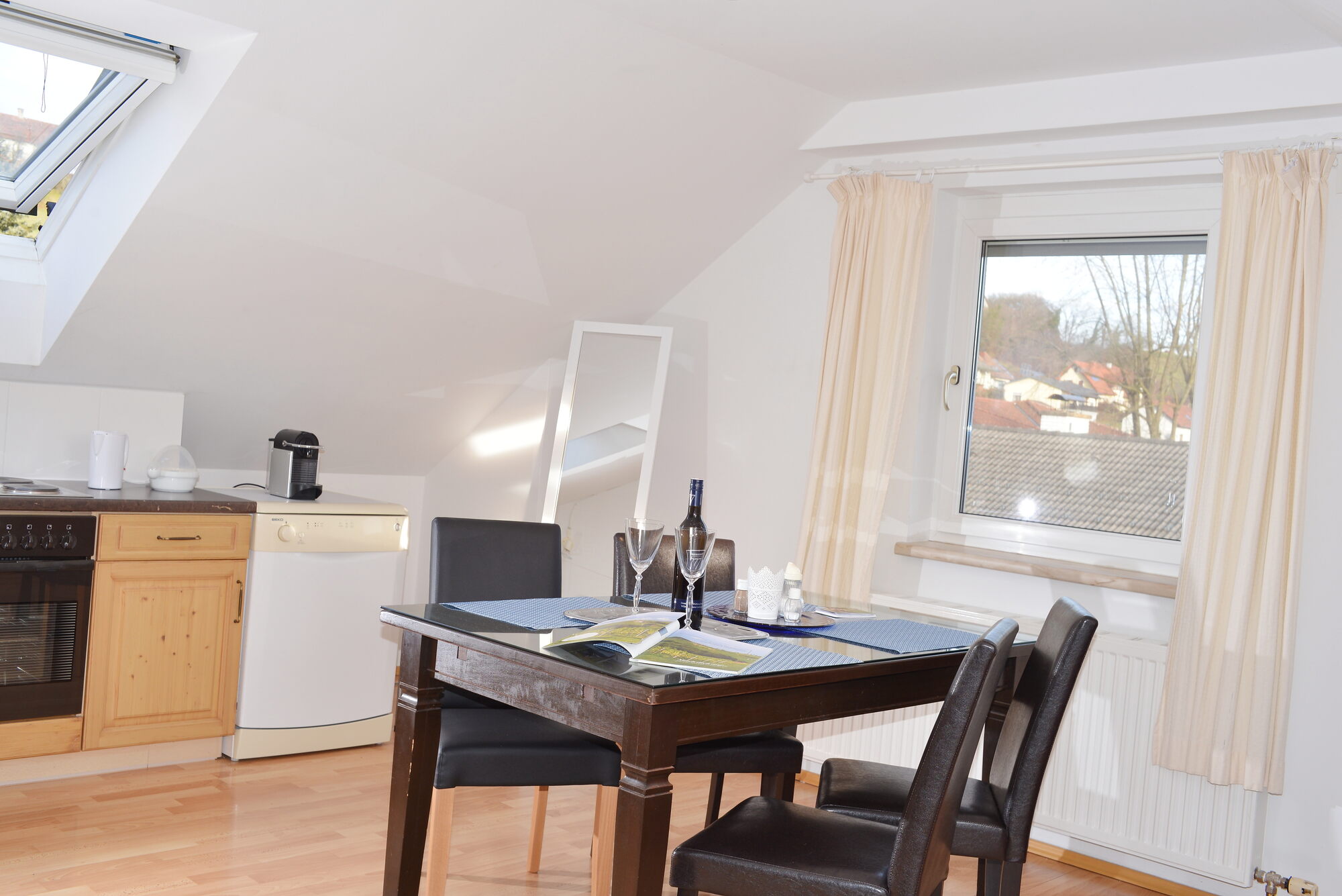 Dachgeschosswohnung – Küche mit Essplatz