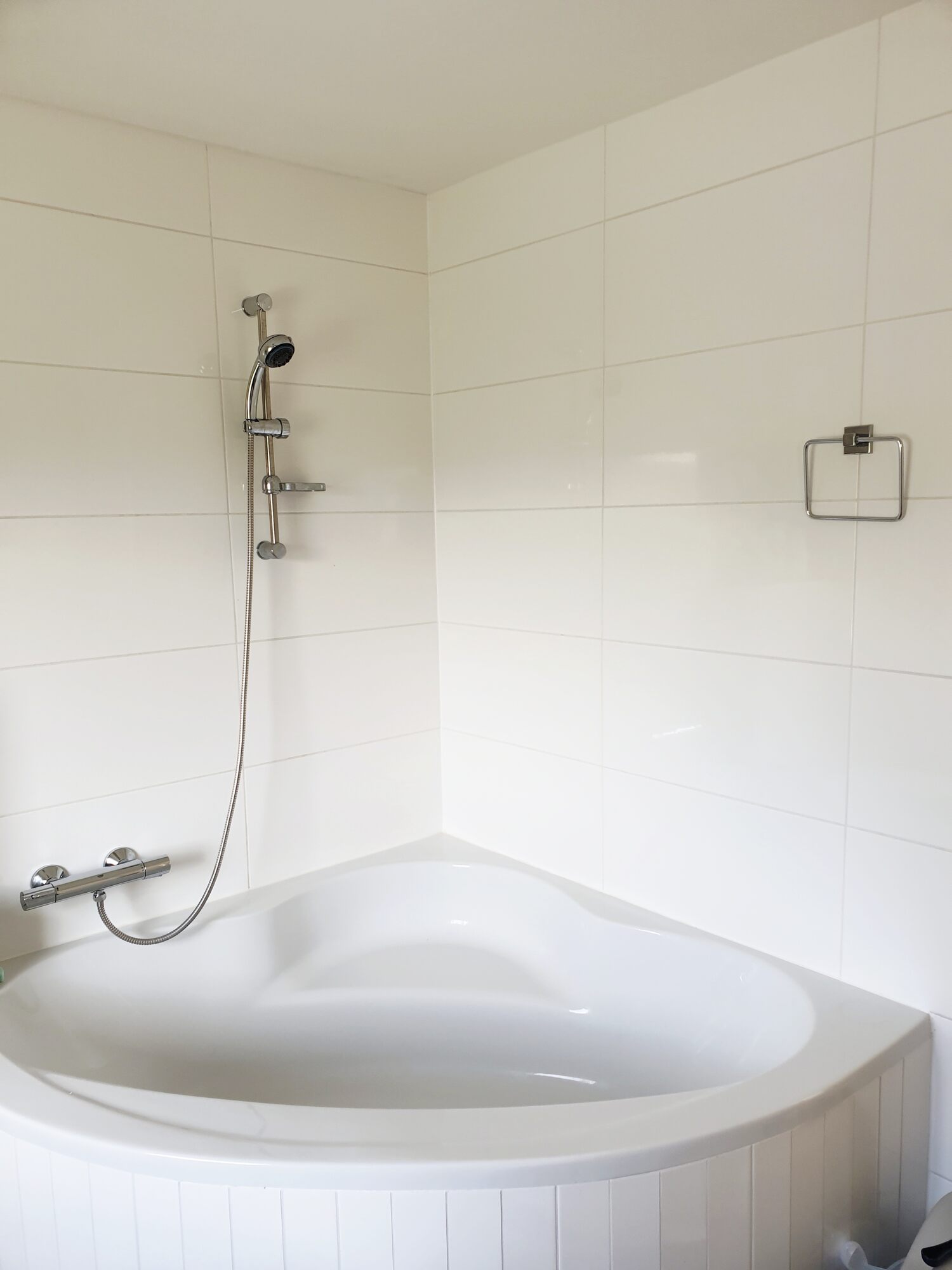 Badezimmer mit Eckwanne
