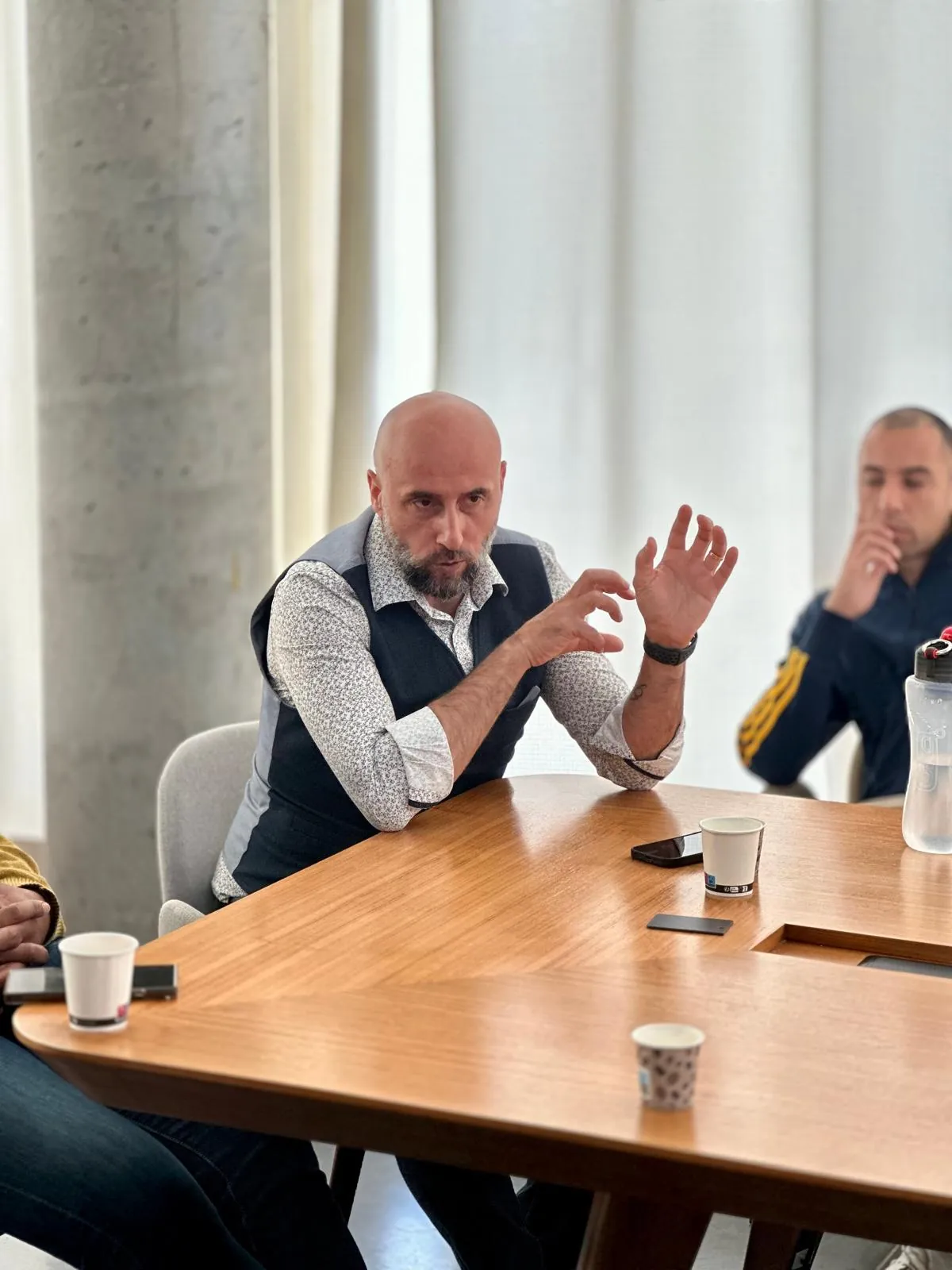 Yohann Duclos explique un concept au groupe