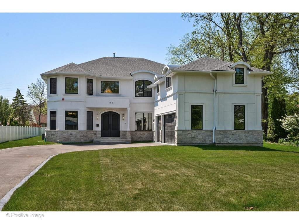 1851 Oakwood Road property in Northbrook