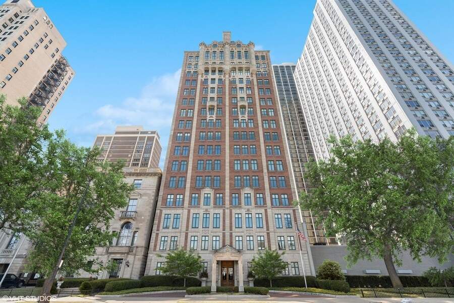 1540 N Lake Shore Drive #8N property in Chicago