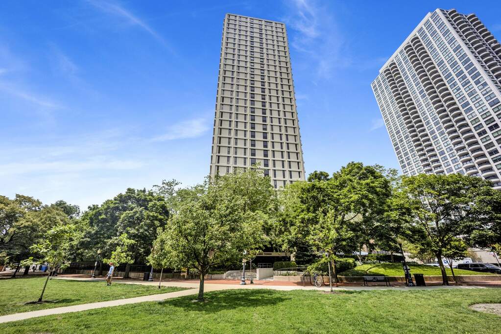 1960 N Lincoln Park West Avenue #408 property in Chicago