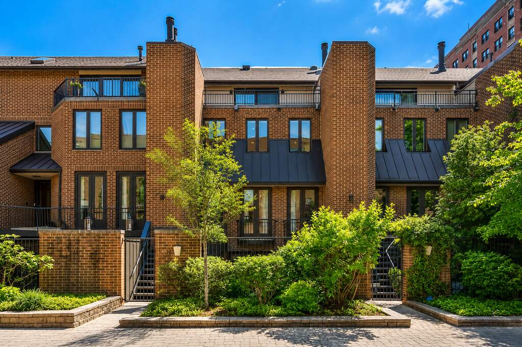 1307 N Sutton Place property in Chicago