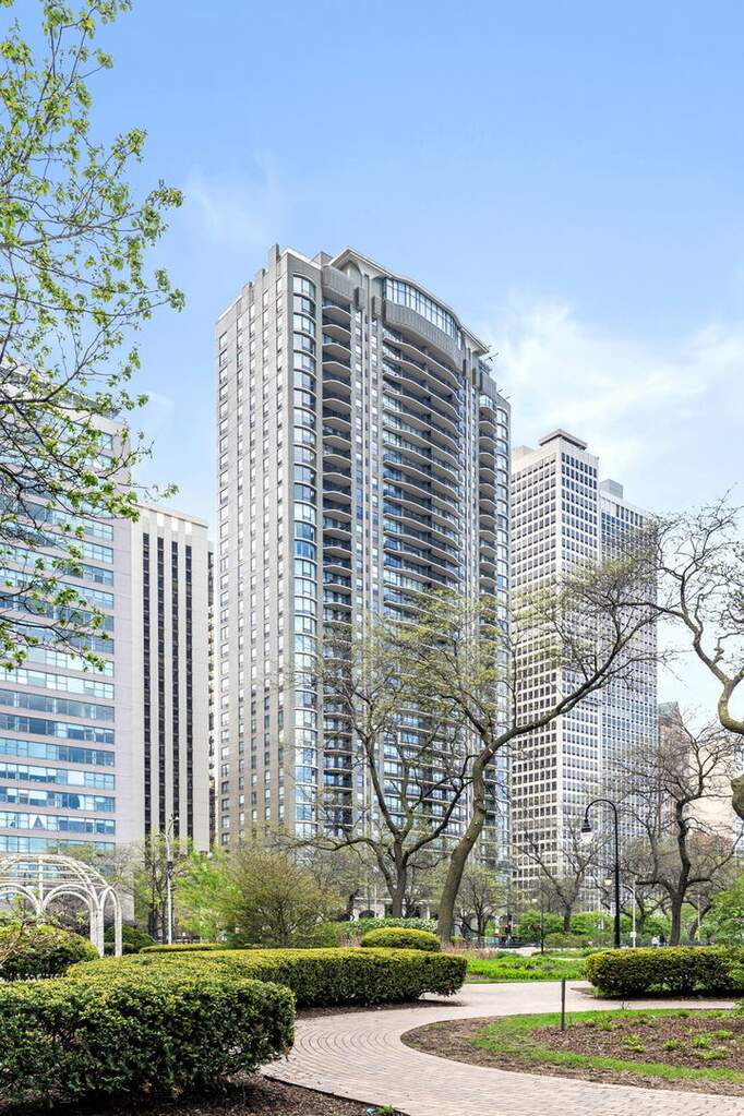 1040 N Lake Shore Drive #4C property in Chicago