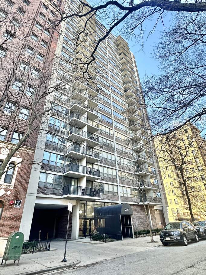 2740 N Pine Grove Avenue #12F property in Chicago