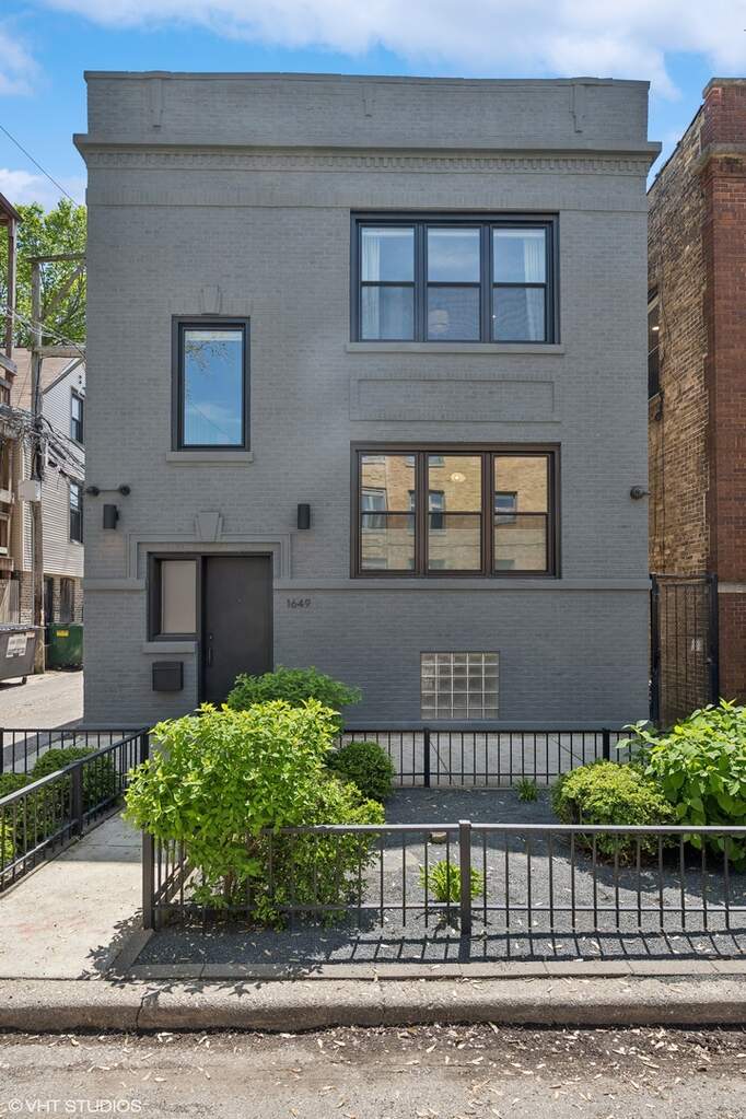 1649 W Waveland Avenue property in Chicago