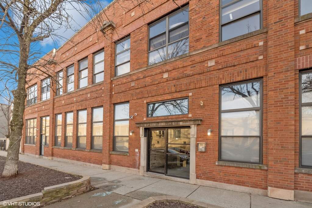 1111 W Cornelia Avenue #207 property in Chicago