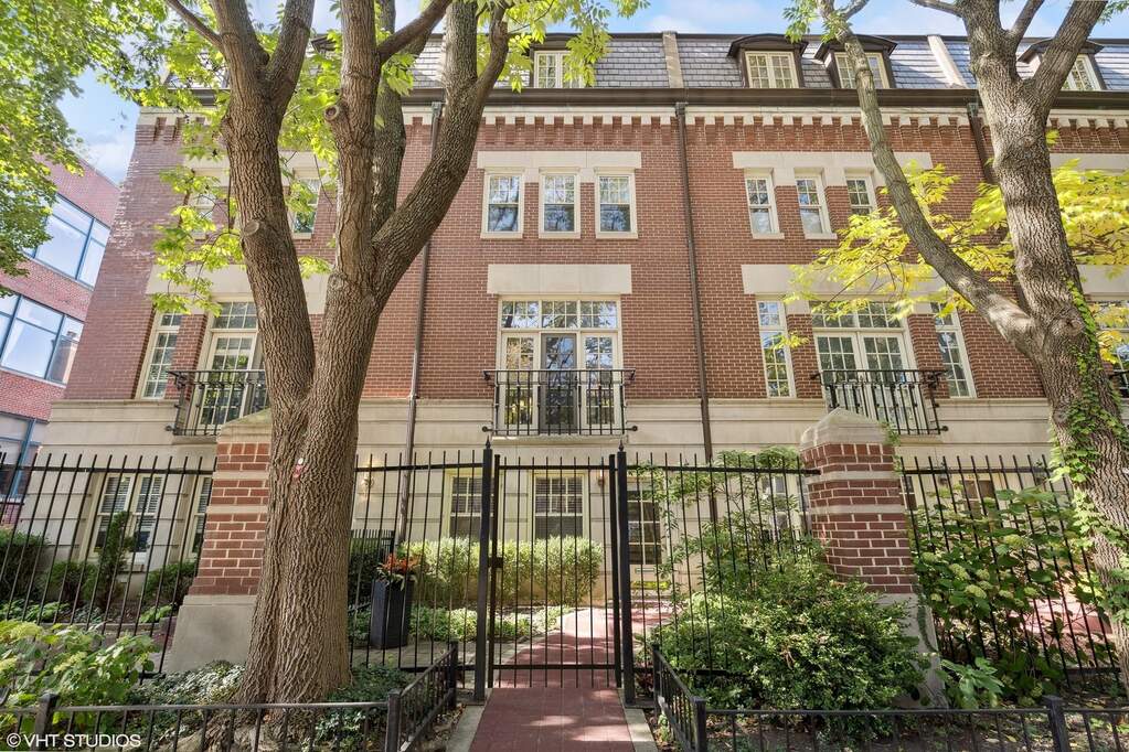 2632 N Southport Avenue property in Chicago