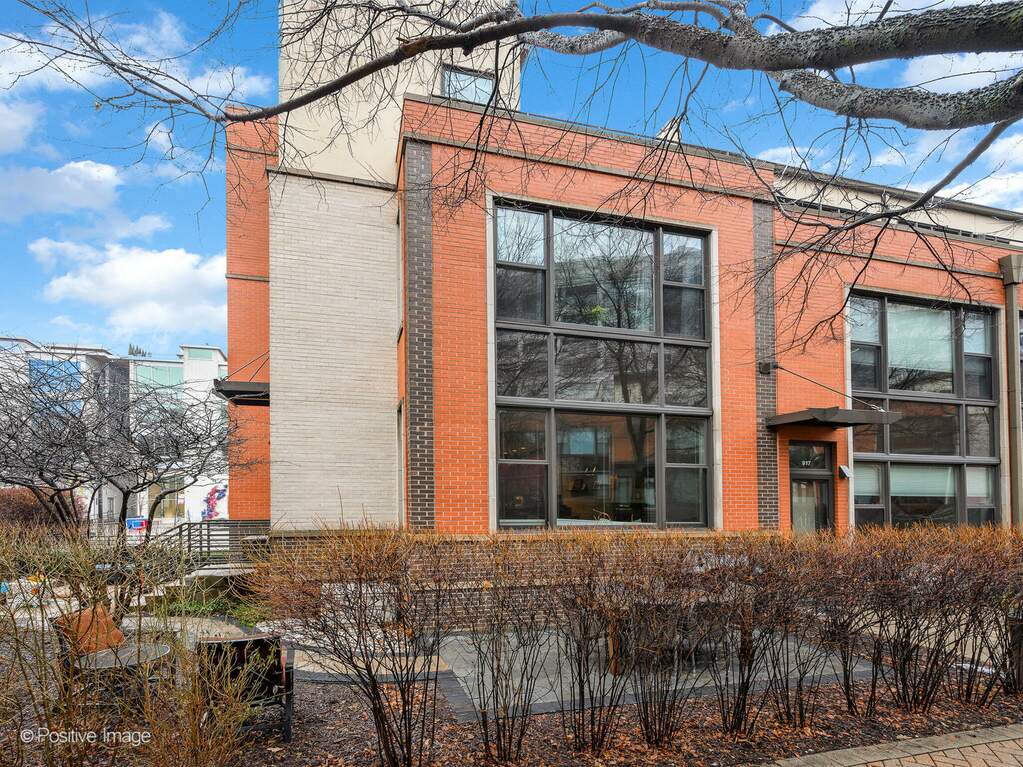 921 N Howe Street property in Chicago