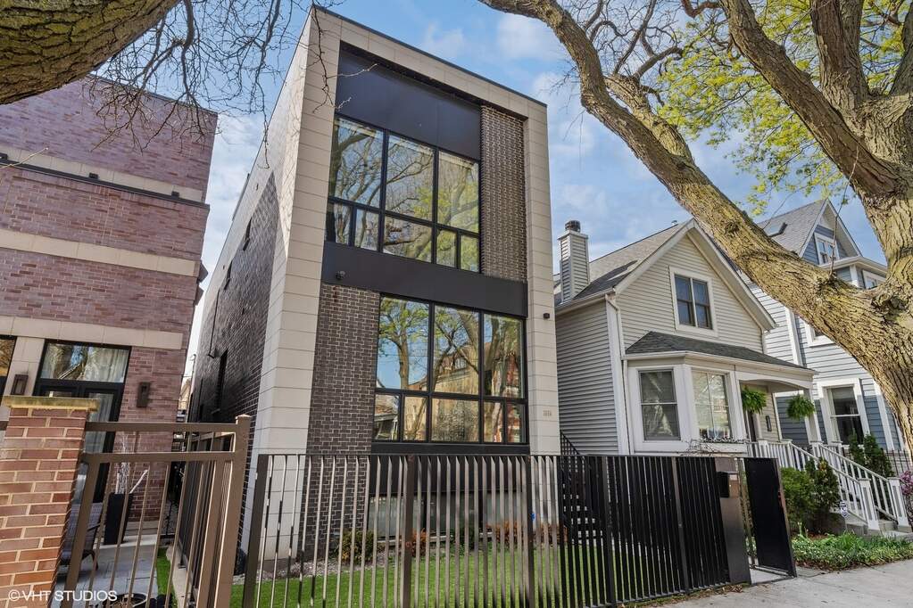 2656 N Marshfield Avenue property in Chicago