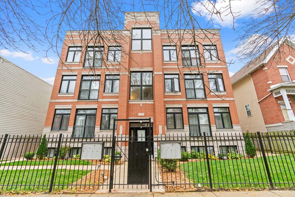 633 E Bowen Avenue #1W property in Chicago
