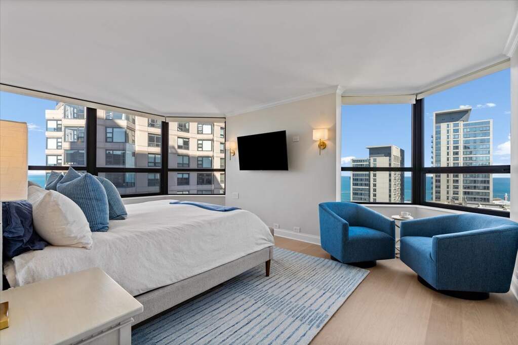Penthouse bedroom suite overlooking Chicago