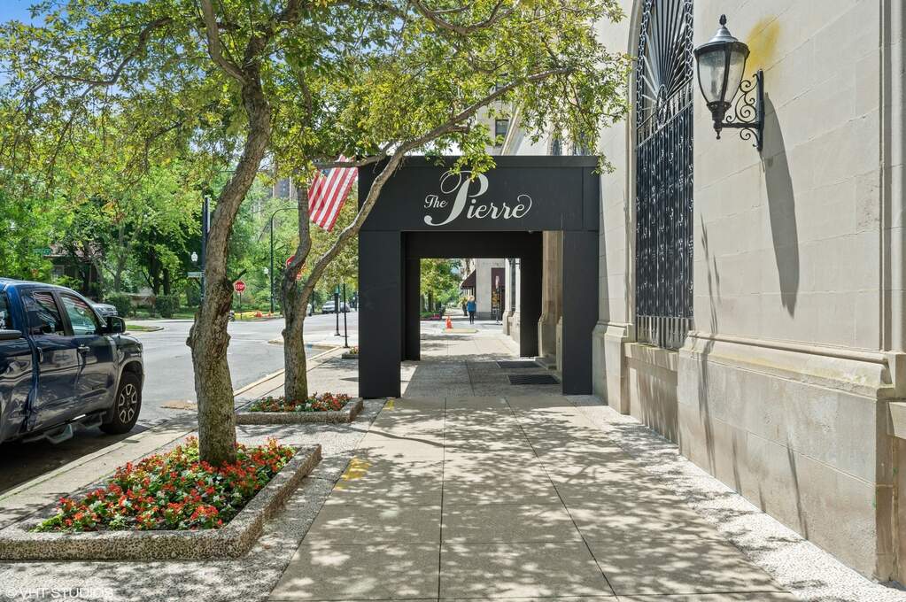 2100 N Lincoln Park West #9FN property in Chicago