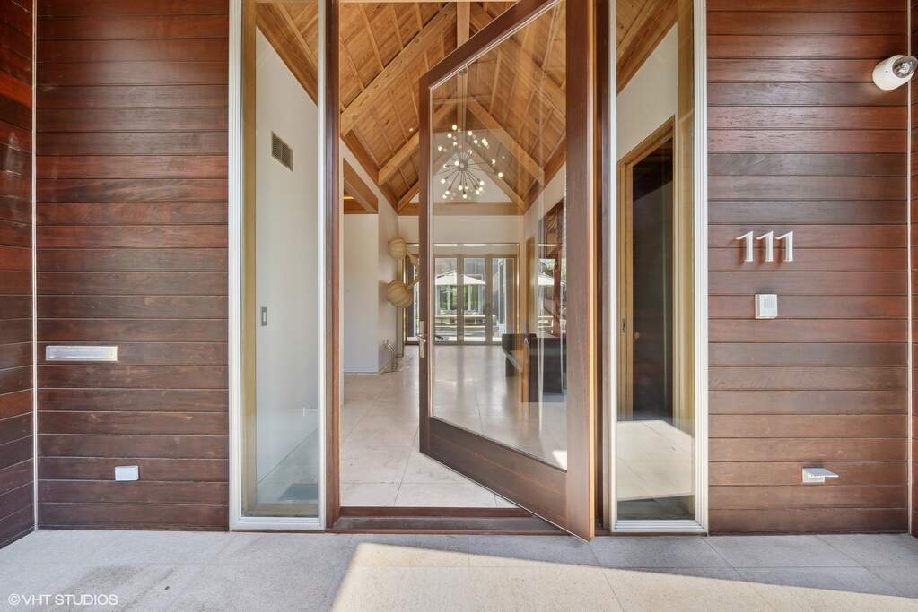 Designer kitchen and refined entertaining spaces