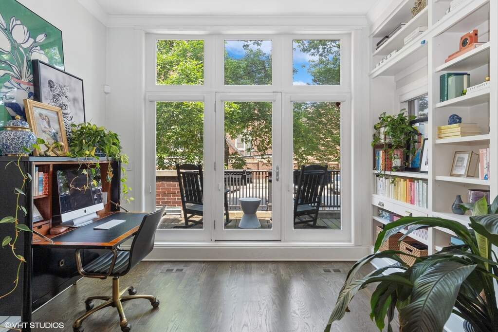 Designer kitchen and refined entertaining spaces