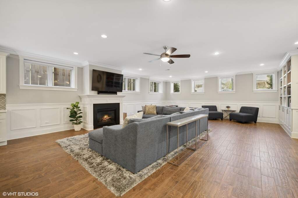 Designer kitchen and refined entertaining spaces