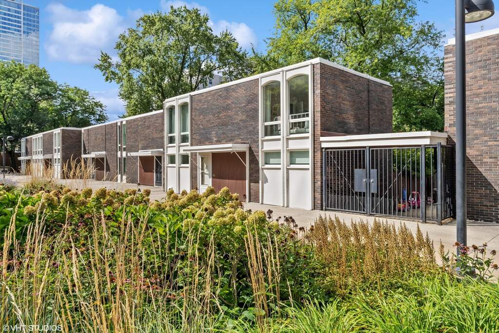 1324 N Sandburg Terrace property in Chicago