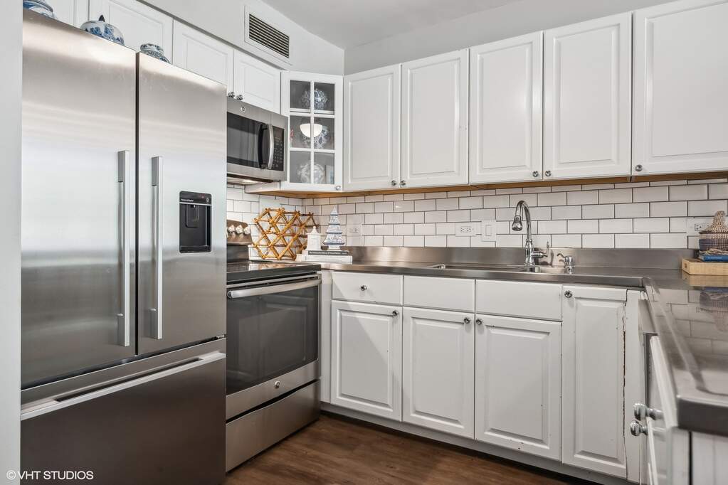 Designer kitchen and refined entertaining spaces
