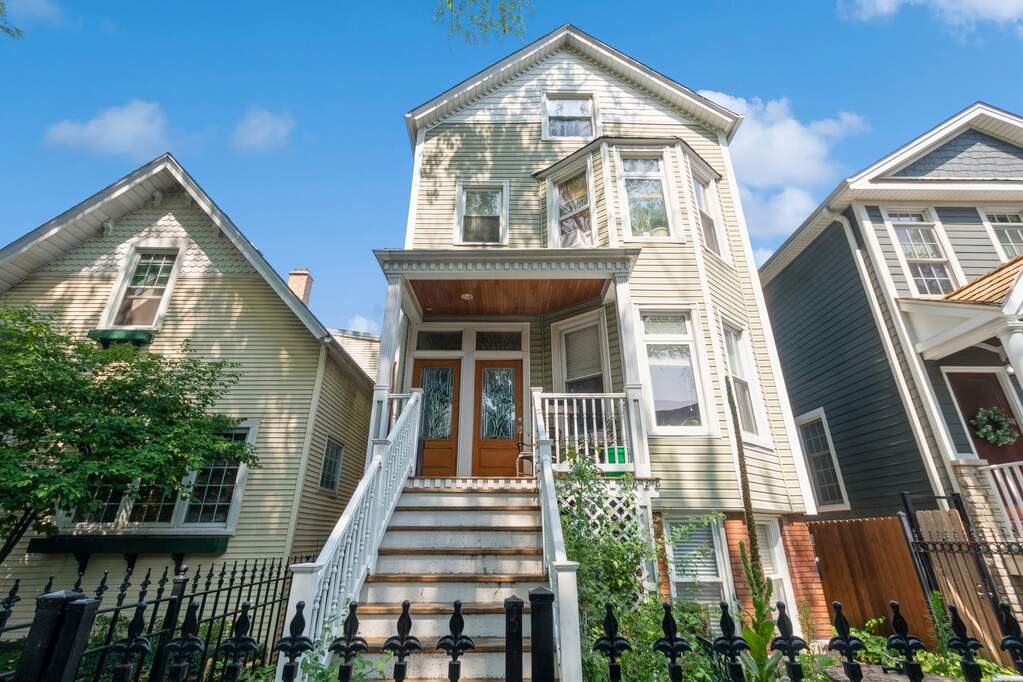 1828 W Henderson Street #1 property in Chicago