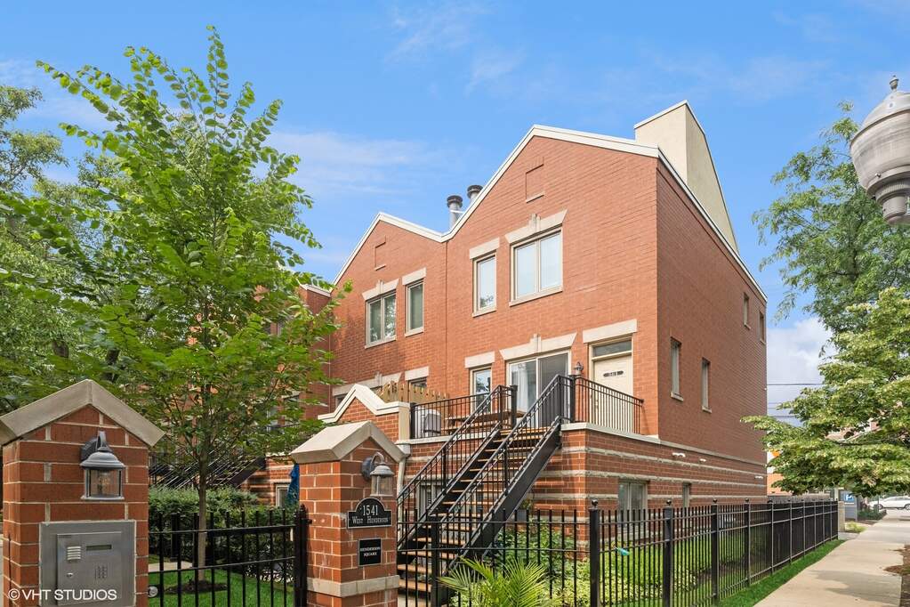 1541 W Henderson Street #B property in Chicago