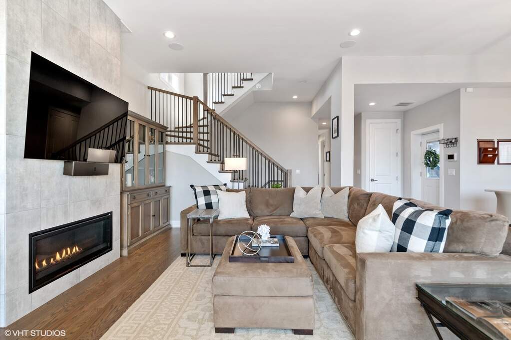 Designer kitchen and refined entertaining spaces