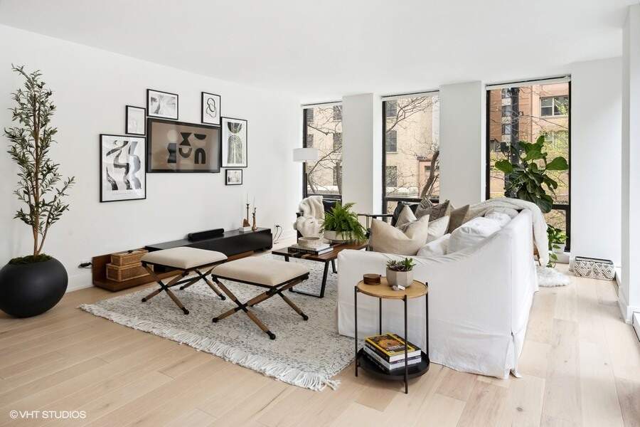 Designer kitchen and refined entertaining spaces