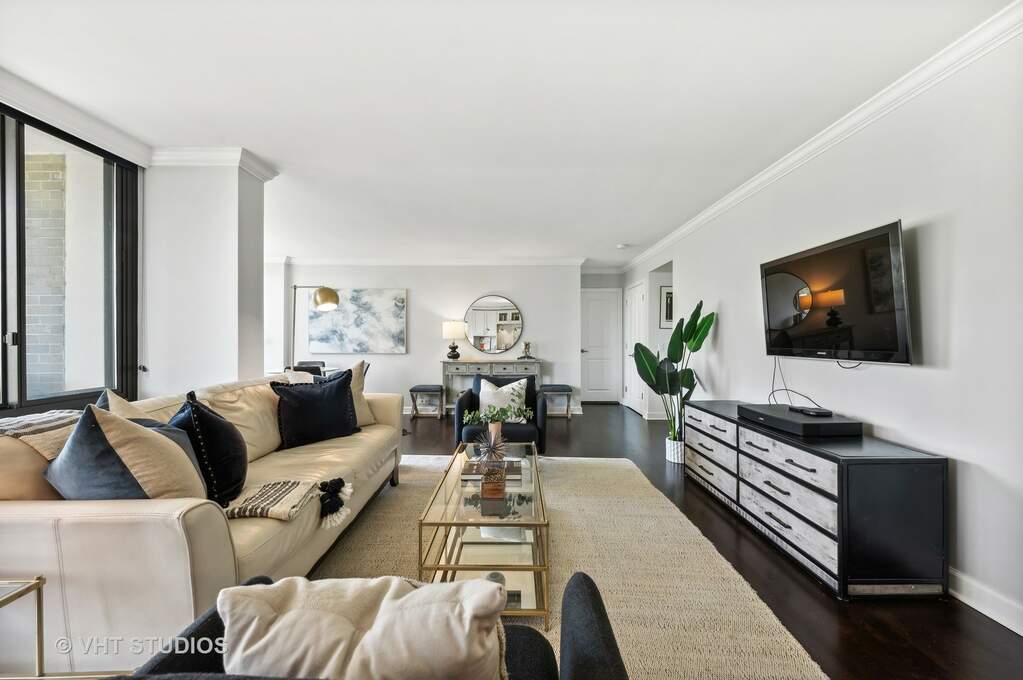 Designer kitchen and refined entertaining spaces