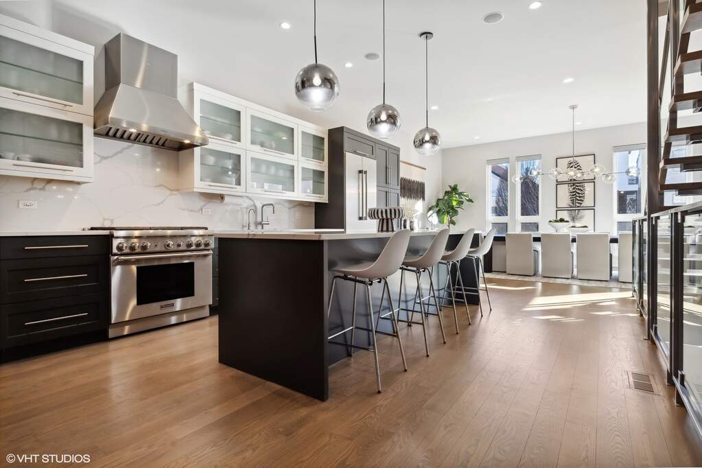 Designer kitchen and refined entertaining spaces