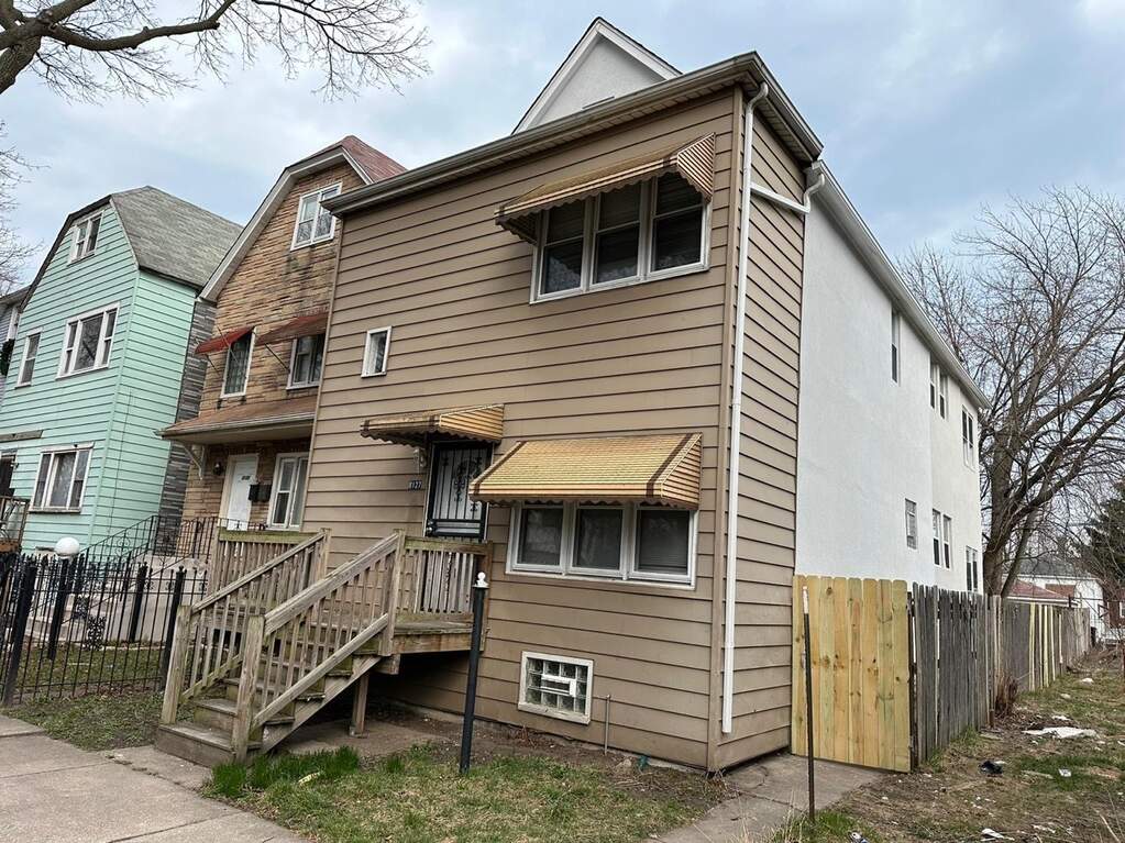 8127 S Escanaba Avenue property in Chicago