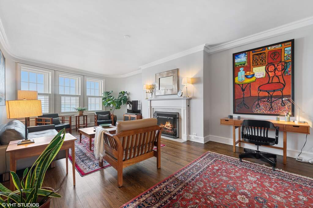 Designer kitchen and refined entertaining spaces