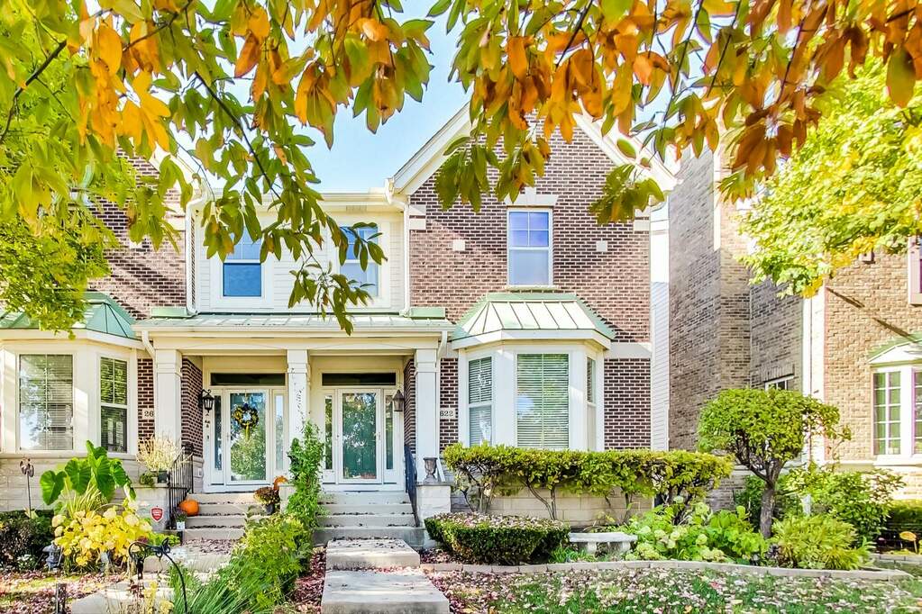 2622 W Lake Avenue property in Glenview