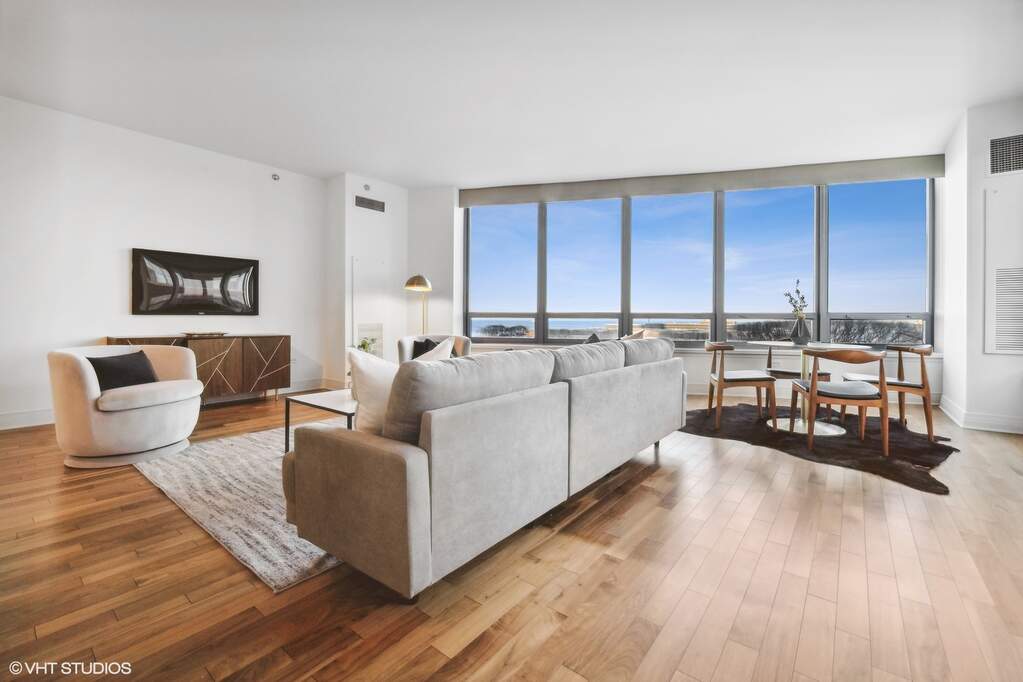 Penthouse bedroom suite overlooking Chicago