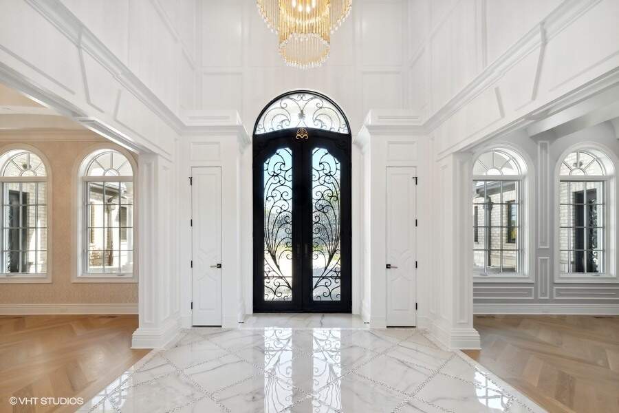 Designer kitchen and refined entertaining spaces
