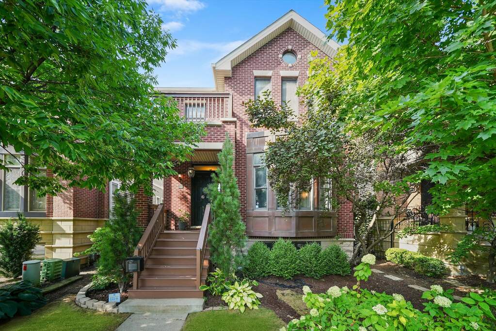 2444 W Waveland Avenue property in Chicago