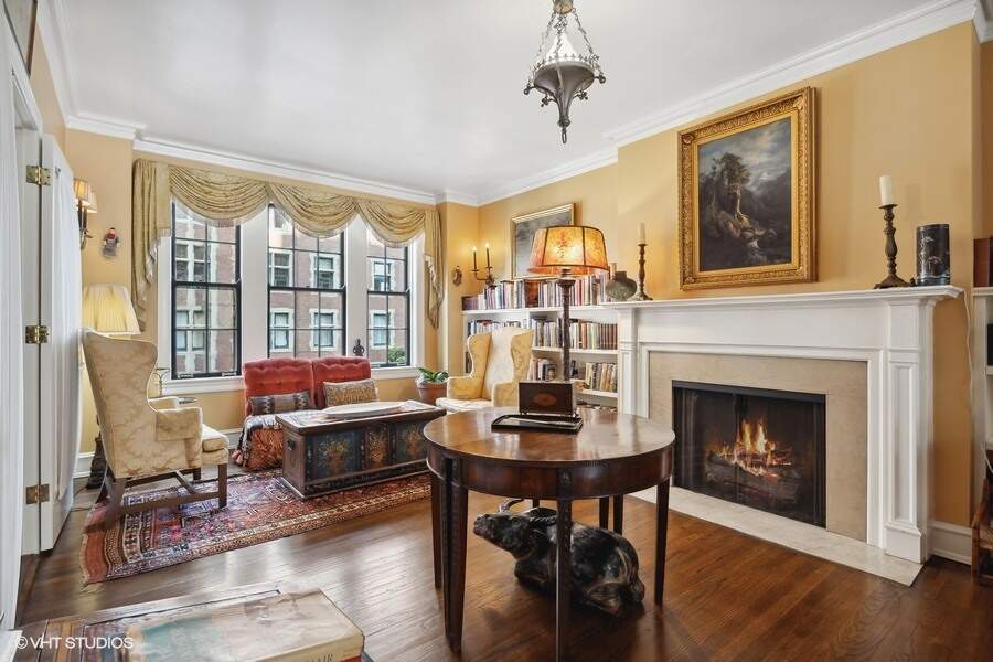Designer kitchen and refined entertaining spaces