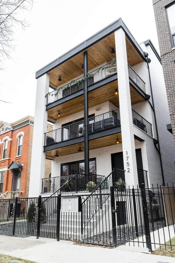 1752 W Huron Street #2 property in Chicago