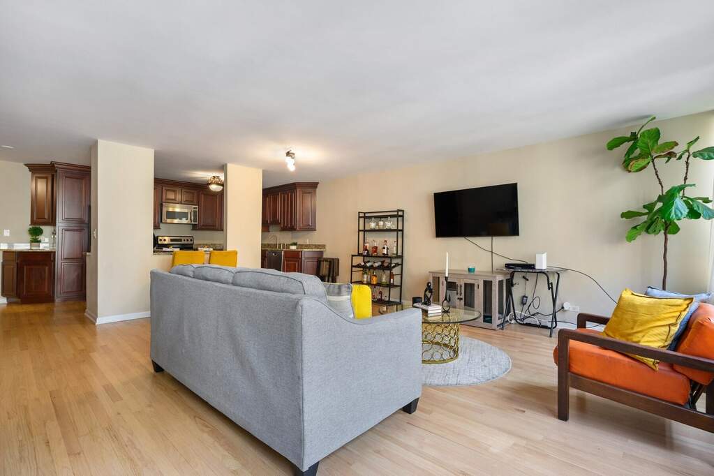Designer kitchen and refined entertaining spaces