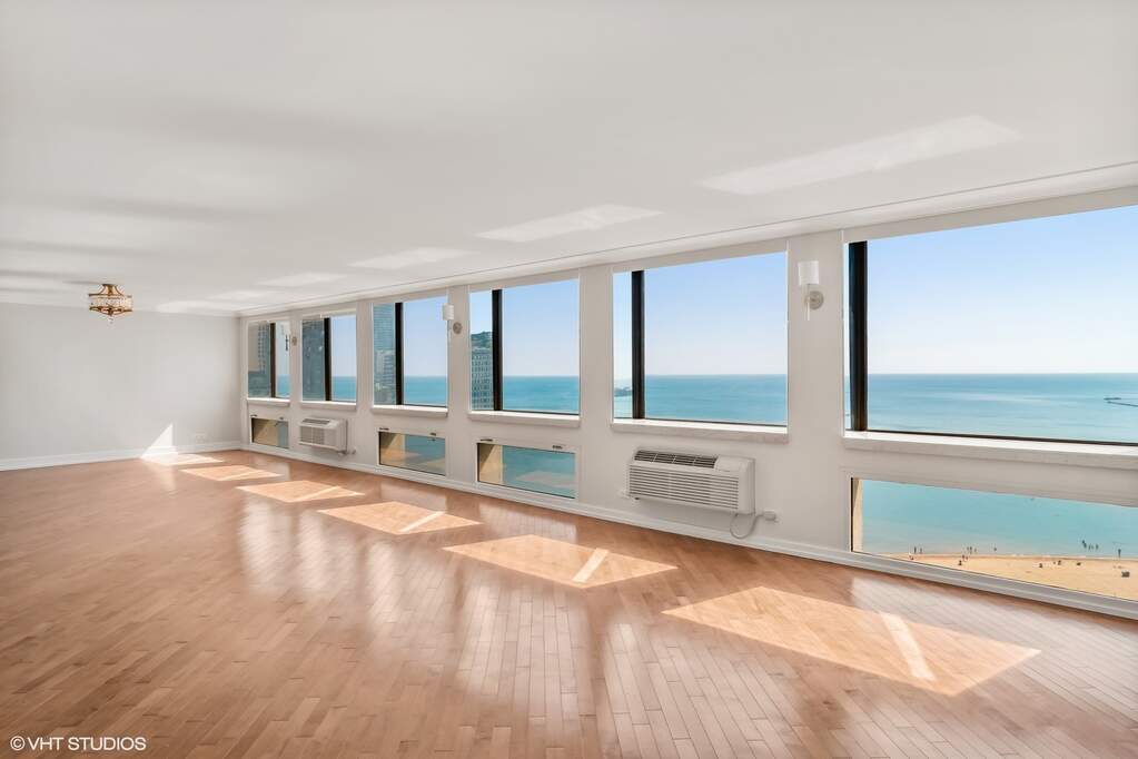 Penthouse bedroom suite overlooking Chicago